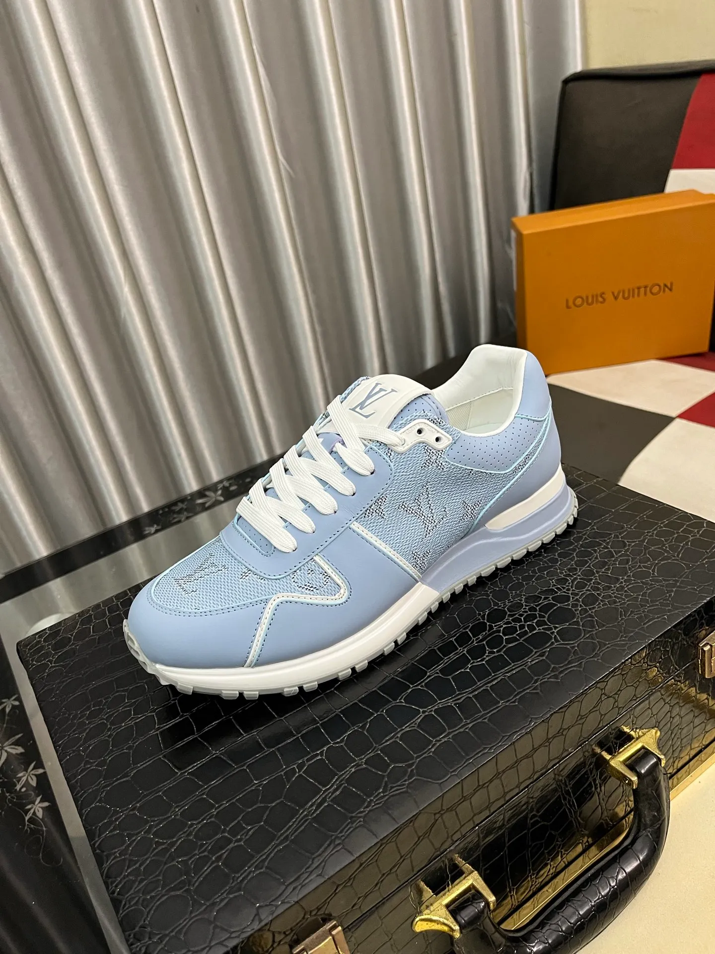 Men's men's shoes 💰760⌚️⌚️Breaking hot 🆕🆕🆕𝙇𝙑 Top version: LV TARINE Louis Vuitton Donkey Brand L Home Casual Sports Shoes Skateboard Shoes Original Purchase Development Production This LV Trainer sneaker draws inspiration from retro basketball shoes, with a mixed technical material upper and handwritten Louis Vuitton logo on the side to highlight its eye-catching style. Rubber outsole with upgraded grip, exquisite packaging at the delivery counter 🛍📦 ▪️Fabrics: Original customized imported first-layer cowhide ▪️Inner lining: Original customized breathable mesh ▪️Outsole: Original molded TPU combination outsole ▪️Sole thickness: 3CM ▪️Size: Male 38-46 (customized at 45.46)